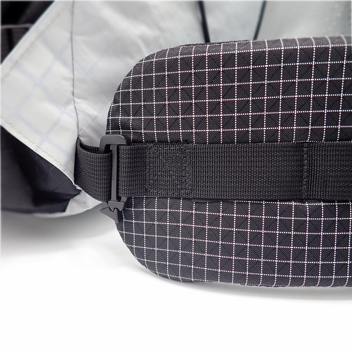 Detachable padded hip belt